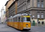 Tw.1447 hat soeben die Endstelle Keleti pu. verlassen und fährt durch die György Festetics utca in Richtung Közvagohid. (27.01.2015)