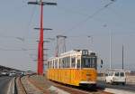 Am 20.03.2015 wurde die rund 3 km lange Verlängerung der Linie 1 von der Közvagohid über die Rakoczi hid, Szeremi ut zur neuen Endstelle Etele ut/ Fehervari ut in Betrieb genommen.
Am Vormittag des 24.03.2015 überquert der Fahrschulwagen 7611 im Rahmen einer Streckenschulung die Rakoczi hid.