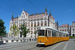Eine Straßenbahn der Linie 2 vor dem Parlamentsgebäude in Budapest, 18.6.2016
