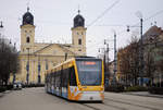 Tw.528 fährt als Linie 2 über den Kossuth ter in Richtung Hauptbahnhof, im Hintergrund sieht man die Reformationskirche.