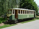 Im Stadtzentrum von Nyiregyhaza, auf dem Heldenplatz, steht dieser Straßenbahntriebwagen.