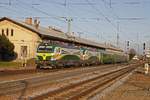 471 500 + 471 505 fahren am 27.11.2017 mit einem Intercity in den Bahnhof Györ ein.