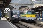 Gysevtreffen in Budpest Keleti am 21.10.2015. 470 505 und 430 324 stehen Kopf an Kopf vor der Bahnhofshalle.