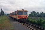 Ein Regionalzug der MÁV mit Bzmot 204 an der Spitze auf der der Fahrt nach Keszthely erreicht am 06.06.2004 die Haltestelle Becehegy; digitalisiertes Dia.