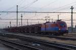 1116 041 im neuen Rail Cargo Hungaria Design wartet im abendlichen Szolnok auf die Ausfahrt Richtung Bkscsaba.