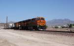 Ein Zug der BNSF passiert Barstow.