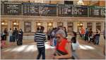 Grand Central Terminal New York. Rushhour fast den ganzen Tag. Während Besucher staunend die riesige Bahnhofshalle betrachten, hetzen Pendler zu ihren Zügen. (04.10.2017) Admin:rote Frau ist meine Cousine.