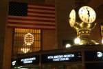  Meet me under the clock  - die berühmte Uhr auf dem Dach des zentralen Info-Standes im Bahnhof  Grand Central Station  bei Nacht.
Im Hintergrund der allseits anzutreffende Partiotismus.

New York City, der 18.06.2014