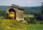 Am 23. August 1992 fhrt Lamoille Valley Railroad RS-3 #7805 durch eine  berdecktbrcke in Wollcot Vermont.  