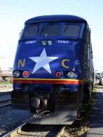 Die mchtige Front der Amtrak Diesellok EMD F59PHI 1797  City of Asheville  in der Station Raleigh.