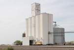 Frontier Cooperative Company's GP7R wartet 9.13.2012 vor den Getreideheber, Silver Creek Nebraska.