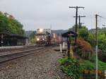 Norfolk Southern N° 7500 rumpelt mit Doublestack Containerzug durch den altersschwachen Bahnhof in Latrobe Pennsylvania.