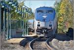 Downeaster Train684 von Brunswick nach Boston North Station in Saco/Maine. Der Zug verkehrt in Sandwichformation mit der EMD F40PHR 406 an der Spitze und der Genesis GE P42DC 136 am Schluss und 5 dazwischengereihten Amfleet coaches. (17.10.2017)