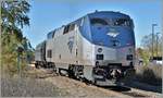 Downeaster Train684 von Brunswick nach Boston North Station in Saco/Maine. Der Zug verkehrt in Sandwichformation mit der EMD F40PHR 406 an der Spitze und der Genesis GE P42DC 136 am Schluss und 5 dazwischengereihten Amfleet coaches. (17.10.2017)