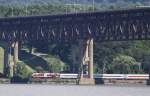 2.7.2012 Beacon, NY. Metro North Commuter Railway (MNCR) GE P32AC-DM # 231 im New Haven Farbkleid unterquert die Beacon - Newburgh -Bridge ber den Hudson River Richtung Grand Central Terminal.