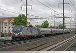 Am 12. Mai 2018 war die Siemens ACS-64 Nr. 659 der Amtrak mit einem Personenzug aus Richtung New York kommend auf den Norhteast Corridor unterwegs. Die Aufnahme entstand vom Bahnhof Linden in New Jersey aus. 