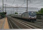Auf den Weg nach Süden ist am 13. Mai 2018 die Siemens ACS-64 Nr. 637 der Amtrak. Die Aufnahme entstand am Abend im Bahnhof Linden in New Jersey.