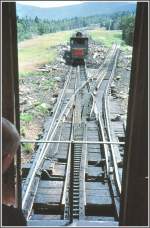 Whrend ein talwrts fahrender Zug wartet, schwenken wir in die Waumbek siding ein. (Archiv 02.08.1998)