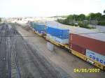 In den USA werden wie hier auf Containerwagen oft zwei Container bereinandergeladen. Aufgenommen am 4.6.2007 in Houston (Texas).