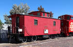 Schön restaurierter Caboose (Güterzugbegleitwagen) der älteren Bauart im Bahnhof Williams.