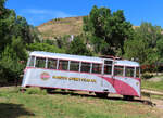 Triebwagen der Manitou & Pike's Peak Railway in stilgerechter Steigung im Colorado Railroad Museum. Golden, 28.8.2022