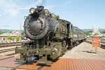 Baldwin #26 führt am 06.08.2022 ihren kurzen Personenzug über das Bw-Gelände der Steamtown National Historic Site in Scranton, PA.