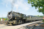 Baldwin #26 führt am 06.08.2022 ihren kurzen Personenzug über das Bw-Gelände der Steamtown National Historic Site in Scranton, PA.