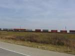 Ein typischer amerikanischer Containerzug ist am 10.11.2007 zwischen Dallas und Amarillo (Texas) unterwegs.