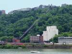 Duquesne Incline, vom anderen Flussufer aus gesehen (Pittsburg, PA, 8.6.09). 