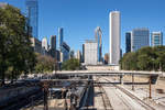 Van Buren Street Station vor der Skyline von Chicago.