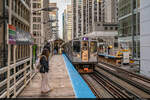 Am 27.09.2022 fährt CTA 5425 in State/Lake Station, Chicago, USA ein