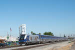 Der Surfliner kurz vor dem Bahnhof Burbank (Nord-westlichen Seite). Es ist ein Stadtteil von Los Angeles, wobei sich die Strecke in Richtung Lancaster und Ventura Downtown Beach teilt. 24.06.2022