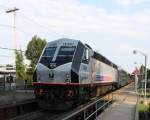 24.7.2012 Suffern, NY. NJ Transit Alstom PL42AC 4025 kurz vor der Abfahrt Richtung Hoboken, NJ.