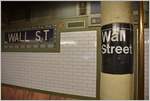 New York City Subway. Nicht wie in anderen Städten sind die Stationen der Subway keine Augenweide und man ist heilfroh wieder an die frische Luft zu kommen. Auch an der Wall Street hat das grosse Geld den Weg in den Untergrund noch nicht gefunden. (05.10.2017)