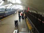 Die Subway Station Grand Centarl in New York, auf den linken Gleis hat ein Zug Ein- und Ausfahrt.