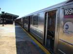 Ein R62A Zug der New Yorker Subway in die Station Willets Point / Shea Stadium am 14.04.08. Hier verkehrt die Linie 7 von Times Square Manhattan nach Flushing/Main Street in Queens.