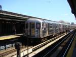 Ein R62A Zug der New Yorker Subway hat Einfahrt in die Station Willets Point / Shea Stadium am 14.04.08. Hier verkehrt die Linie 7 von Times Square Manhattan nach Flushing/Main Street in Queens.