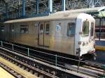 Ein R46 Zug der New Yorker Subway auf Coney Island / Stillwell Avenue am 17.04.08 . Hier die F Linie nach Jamaica Station / 179 Street (Queens) 