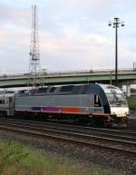 24.7.2012 Suffern, NY. NJ Transit 4510 (ALP45 - DP) - Diesel / Elektrisch - im Bf. zum kehren. Die Lok von Bombardier ist erst seit einigen Wochen im Einsatz. Der Sendemast im Hintergrund strt ein wenig die Sicht auf den Stromabnehmer. Der Standort war noch der beste. Wer in den USA mal fotografiert hat, kann sich vorstellen, wie es zu DDR-Zeiten war.  See something - say something . Ich habe einen Flyer, der zB. feuchte Hnde und exzessives Fotografieren als verdchtig bezeichnet und empfiehlt, 911 (Notruf) zu rufen... Die Strecke wird korrekterweise von NJ Transit betrieben - die Kategorie gibts jedoch noch nicht. Eine MTA-Lok war jedoch auch dabei, geht frs erste.
