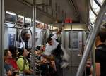 SUBWAY PEOPLE II: kleine Breakdance-Einlage mit Ghettoblaster auf der New Yorker U-Bahnlinie L Richtung Brooklyn. 20.6.2014