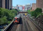 Ein Zug der New Yorker  Metro North Railroad  auf dem Weg zum  Grand Central Terminal , kurz vor dem Tunnel Höhe der 97. Straße Ost in Harlem. 13.6.2015