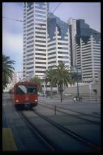 Nahverkehr in den USA: Vor der futuristischen Skyline von San Diego im Juli 1995 ein Triebwagen Richtung Innenstadt.