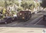 Wagen Nummer 13 der San Francisco Municipal Railway, fotografiert am 6. September 2002 auf der Hyde Street. Die Aufnahme entstand kurz vor dem Wendepunkt am Fishermans Wharf.
Neben der Powell and Hyde Linie verkehren die Cable Cars noch auf der Powell and Mason Linie und auf der California Street Linie.