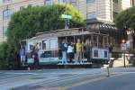 Hier berquert ein Cable Car am 28.8.13 die California Street in San Francisco. Hier wie gewmscht ohne Verfremdung der Fahrgste.