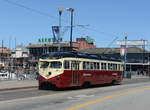 Der für die Philadelphia Suburban Transportation Co. 1948 beschaffte PCC-Wagen 1007  Red Arrow  hat am Nachmittag des 27. April 2016 das berühmte Vergnügungsviertel  Fisherman’s Wharf  soeben erreicht und wird nach der Wende in der Jones Street die Fahrt zurück nach Castro antreten.

