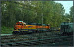 Die Loks 2669 und 269 der BNSF rangieren am 18.10.2022 einen Güterzug bei Vancouver.