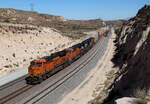 Dieser Containerzug wechselt in der Nachmittagssonne auf der Passhöhe das Gleis für die Talfahrt Richtung San Bernardino.