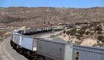 Rush hour auf dem Cajon Pass und der Höhepunkt unserer Fototage an dieser Fotostelle: drei Züge auf einem Bild! Der Zug mit den Containern und Sattelaufliegern im Vordergrund fährt auf