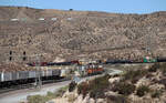 Das Foto des Tages: Drei Züge auf einem Bild! Links rollt der Zug mit den Containern und Sattelaufliegern talwärts Richtung San Bernardino, in der Mitte fährt ein BNSF-Containerzug