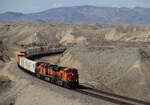 Mitten in der Steinwüste taucht etwas östlich von Needles, CA, dieser Güterzug auf. Das Foto wurde von einer Strassenüberführung aus geschossen. Needles, CA, 30.9.2022
